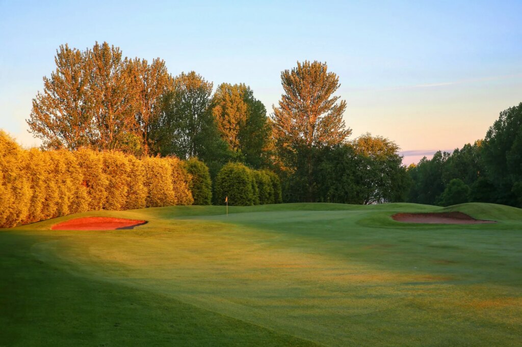 Play golf in England at Hill Valley Golf Course
