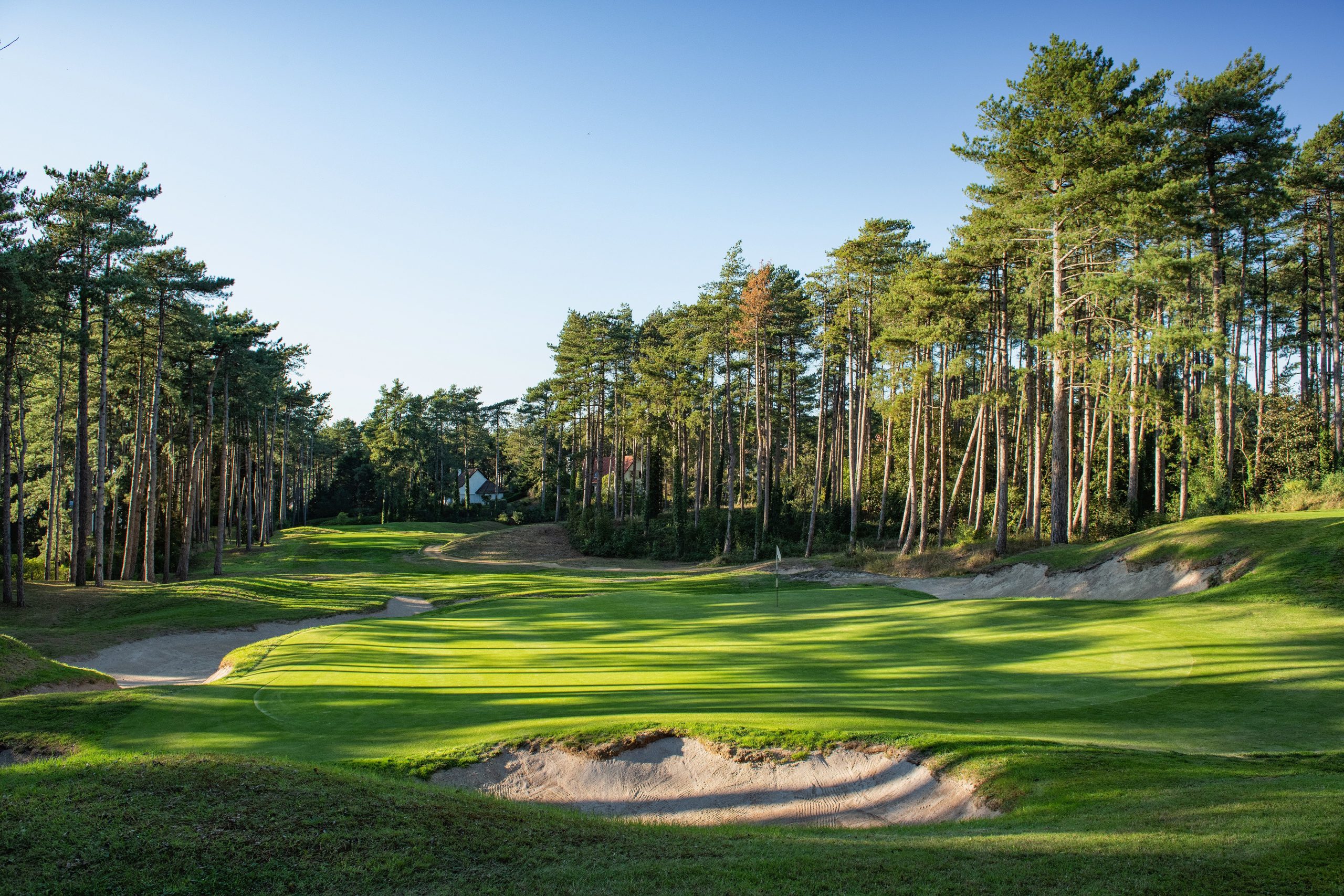 Play golf in France at Golf D'Hardelot Les Pins on Hole 7.