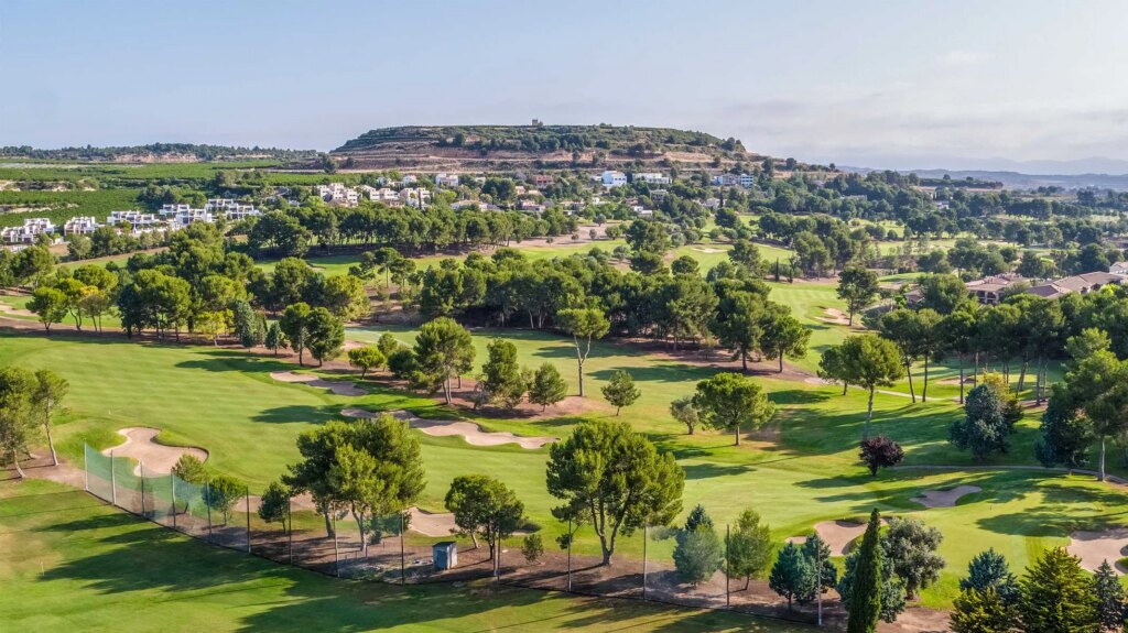 Play golf in Valencia at El Bosque Golf Club