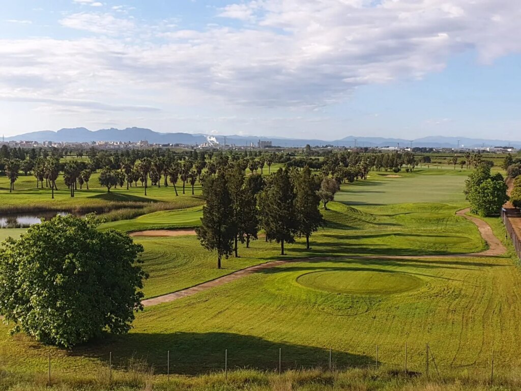Play golf in Valenica at Foressos Golf Club